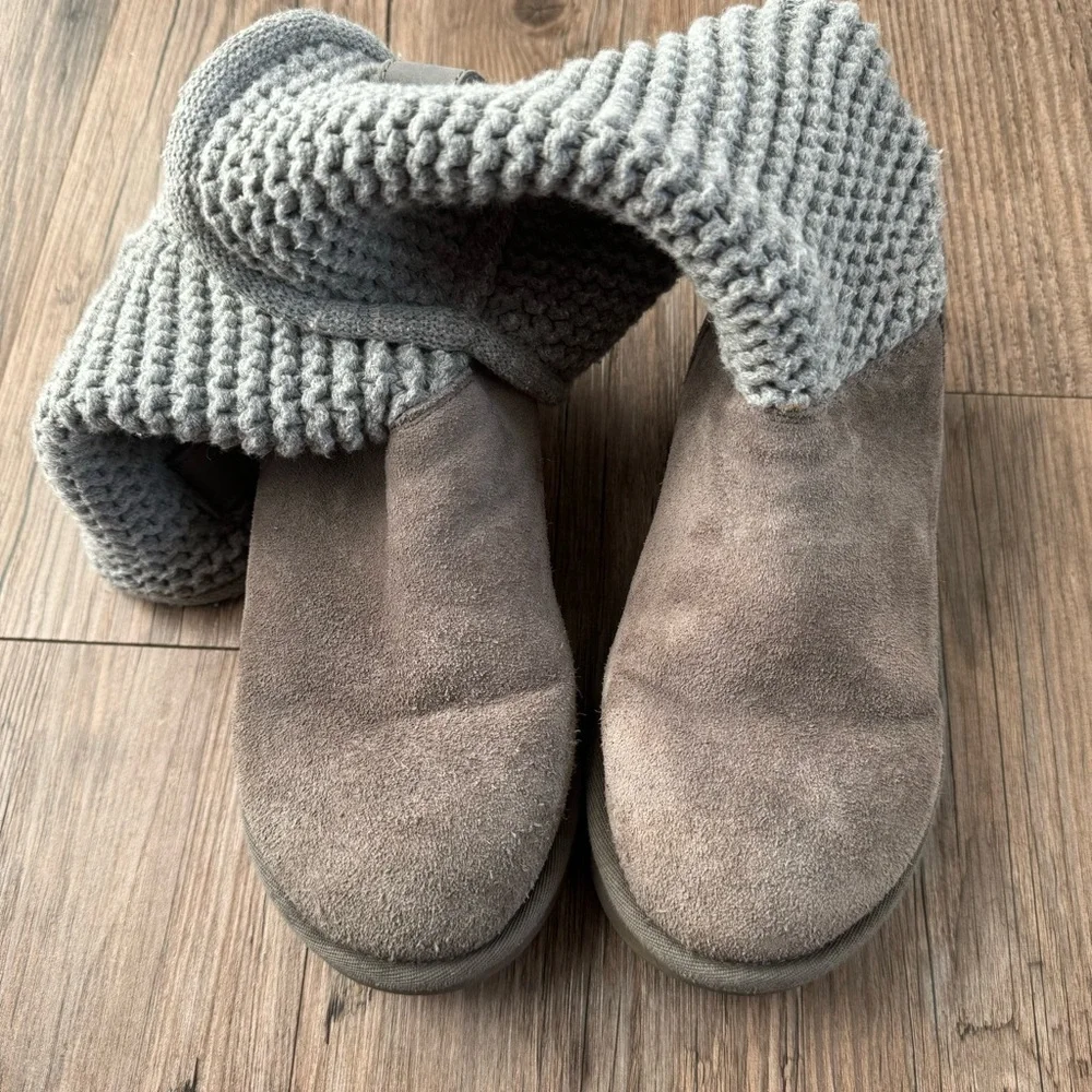 UGG® WOMEN'S SHAINA BOOTS - ROUND TOE Size 6